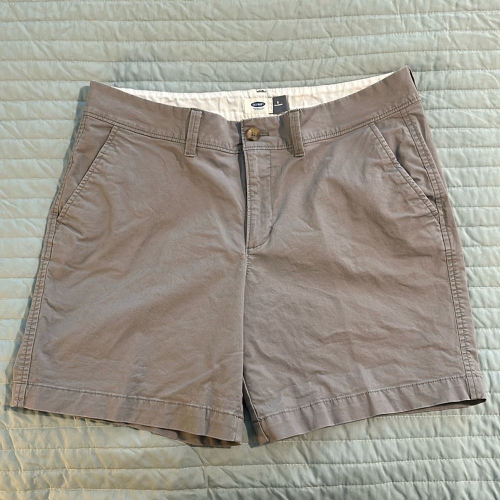 Tall size Old Navy 7” inseam gray khaki shorts 8 Tall